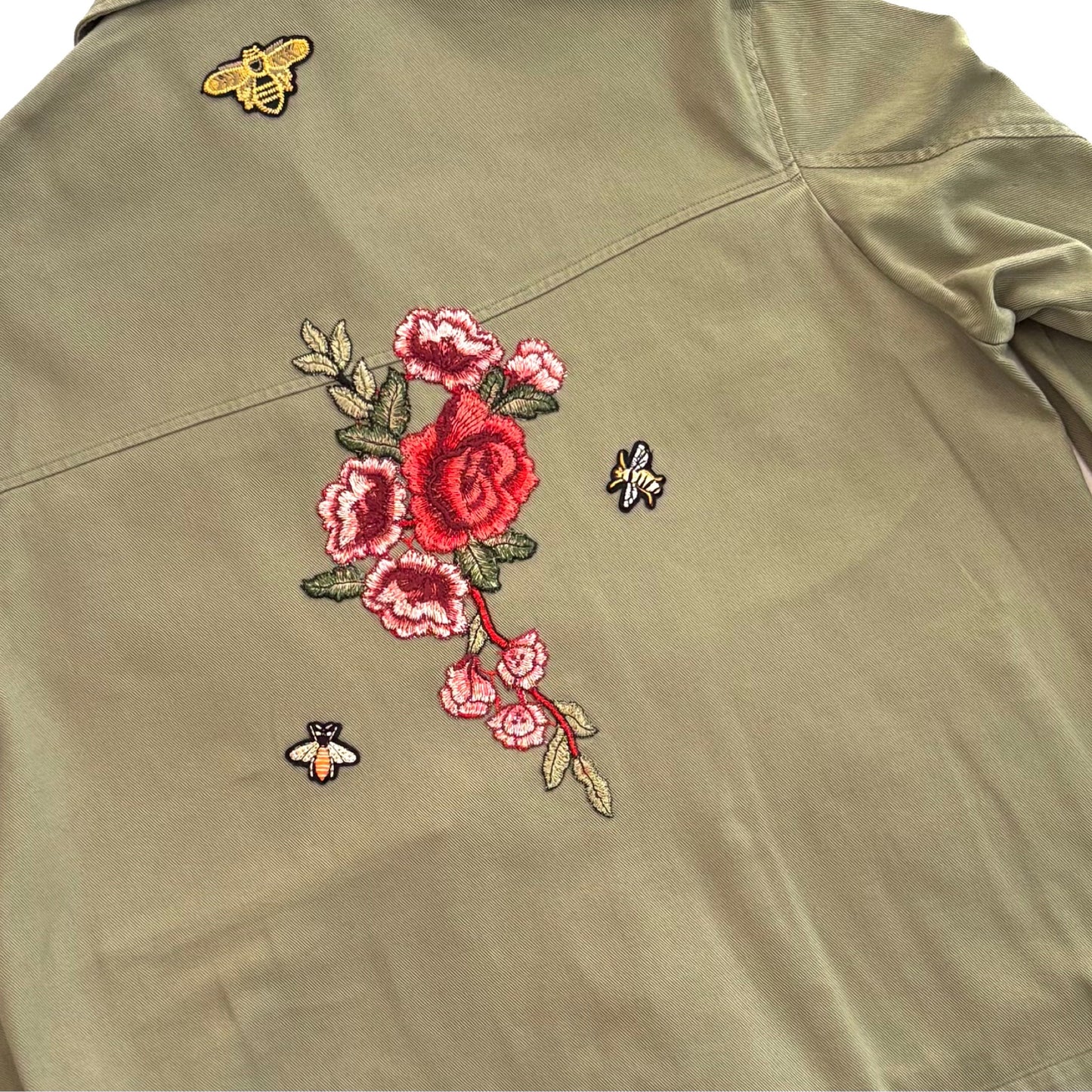 Veste kaki roses rouge