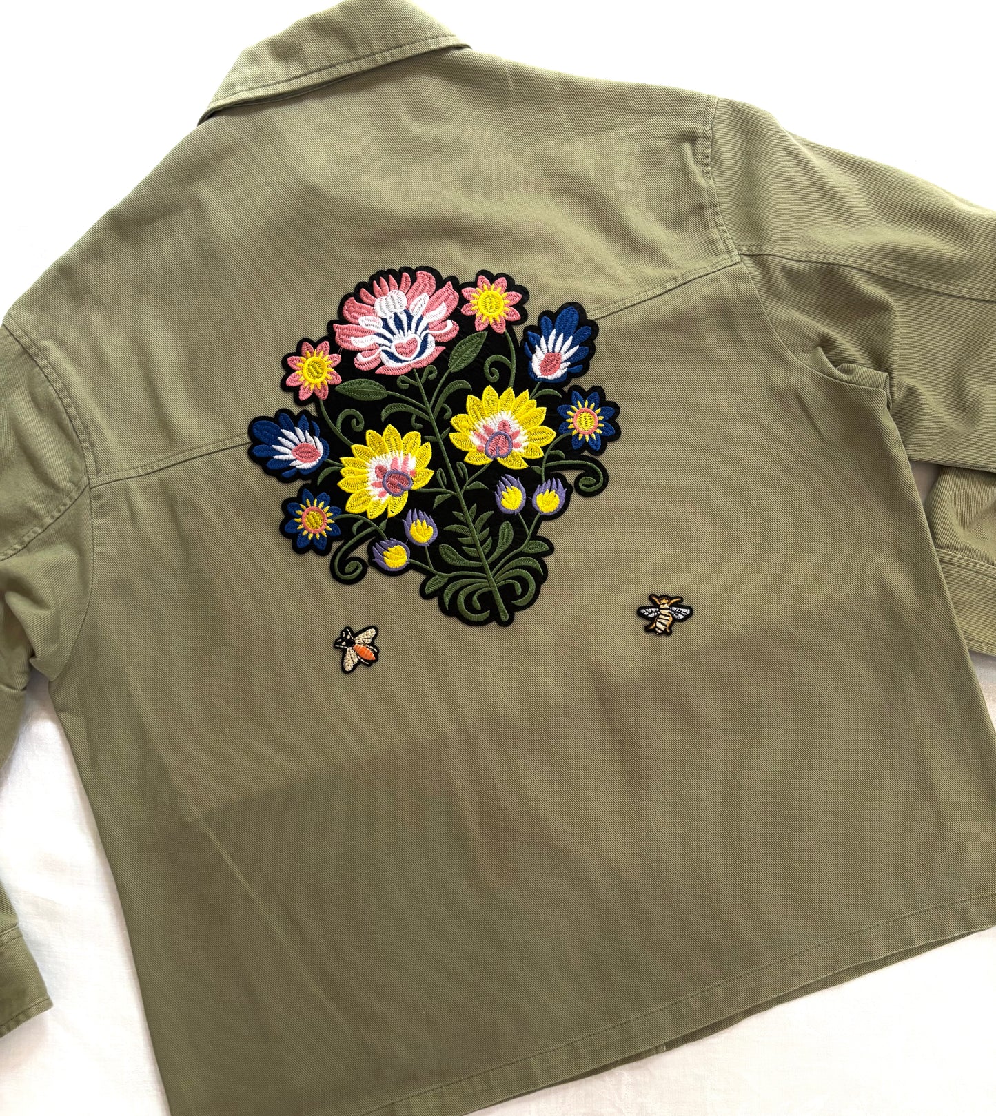 Veste kaki et fleurs