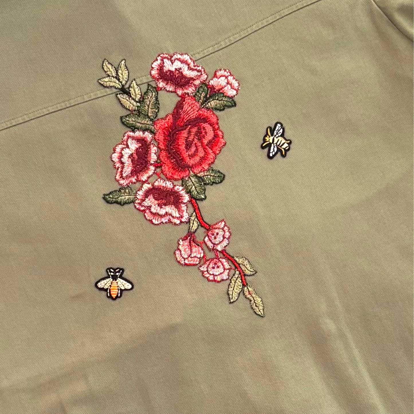 Veste kaki roses rouge