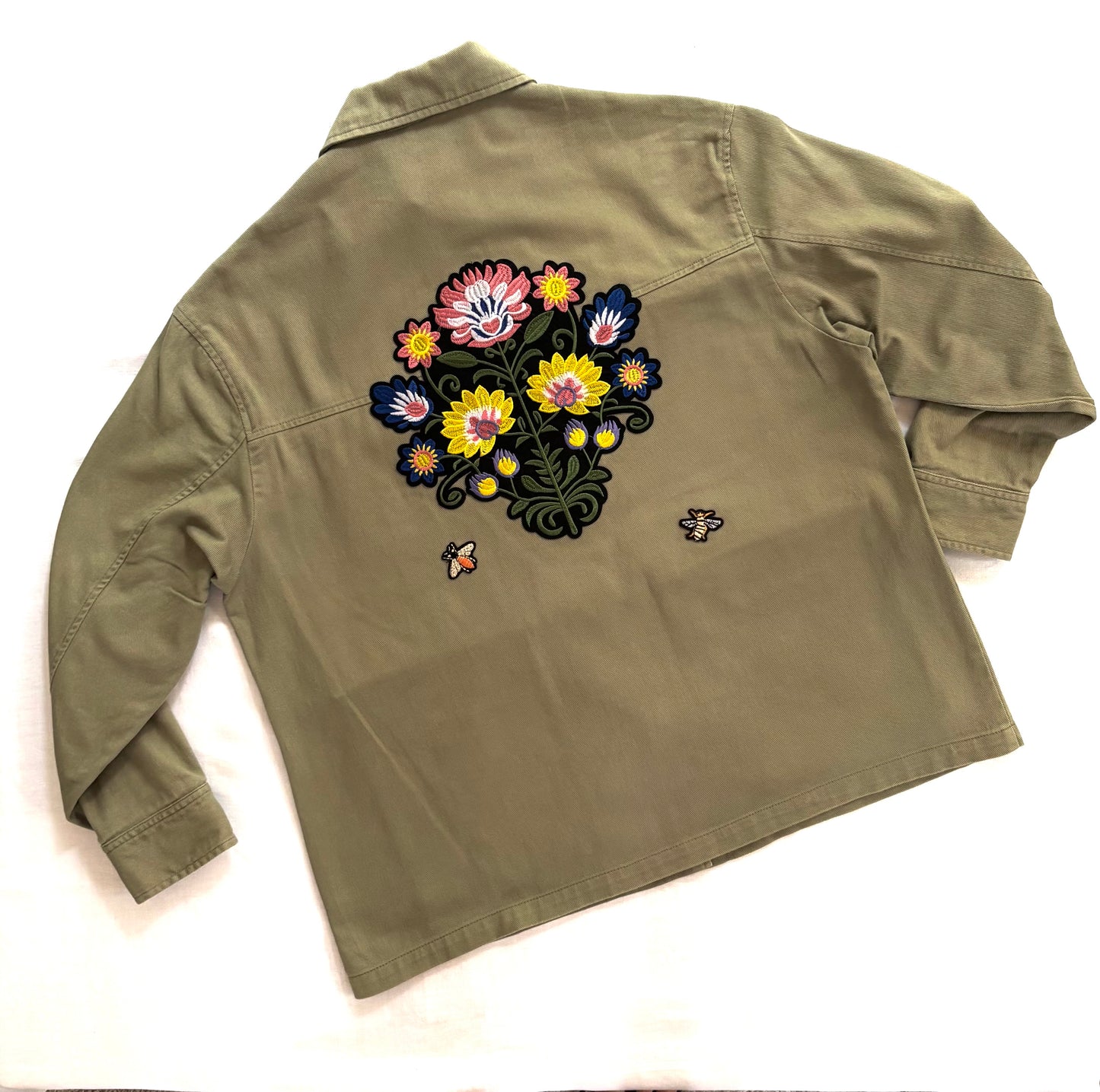 Veste kaki et fleurs