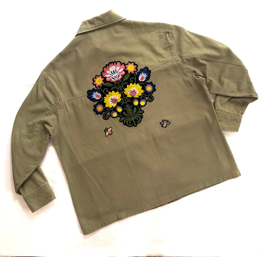 Veste kaki et fleurs