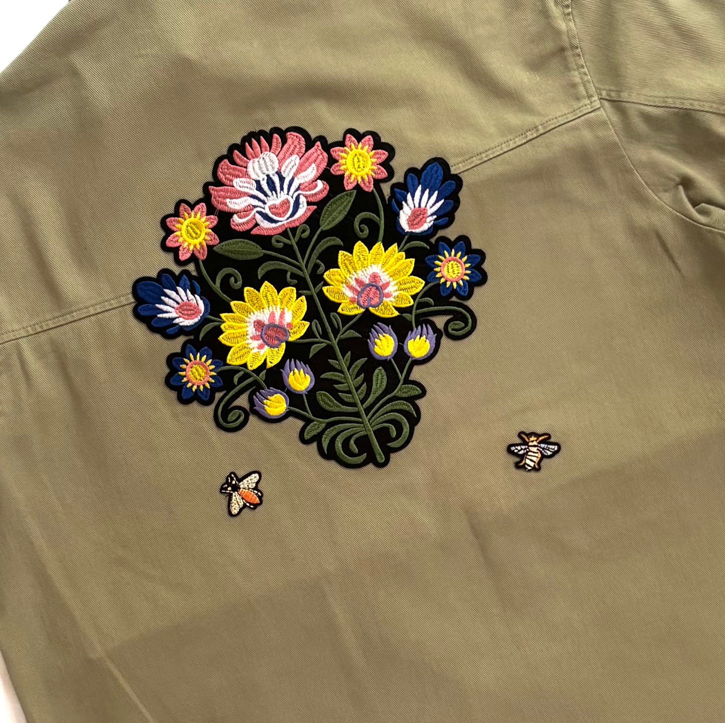 Veste kaki et fleurs