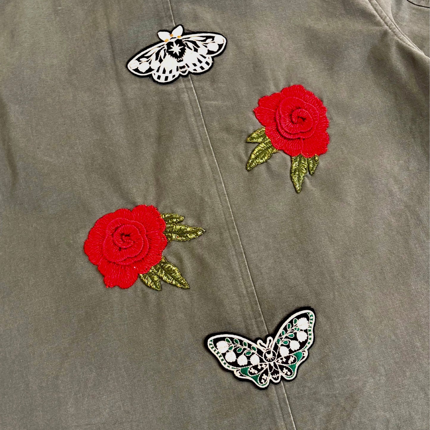 Veste Kaki roses rouges